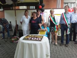 Cento anni festeggiati con una splendida torta